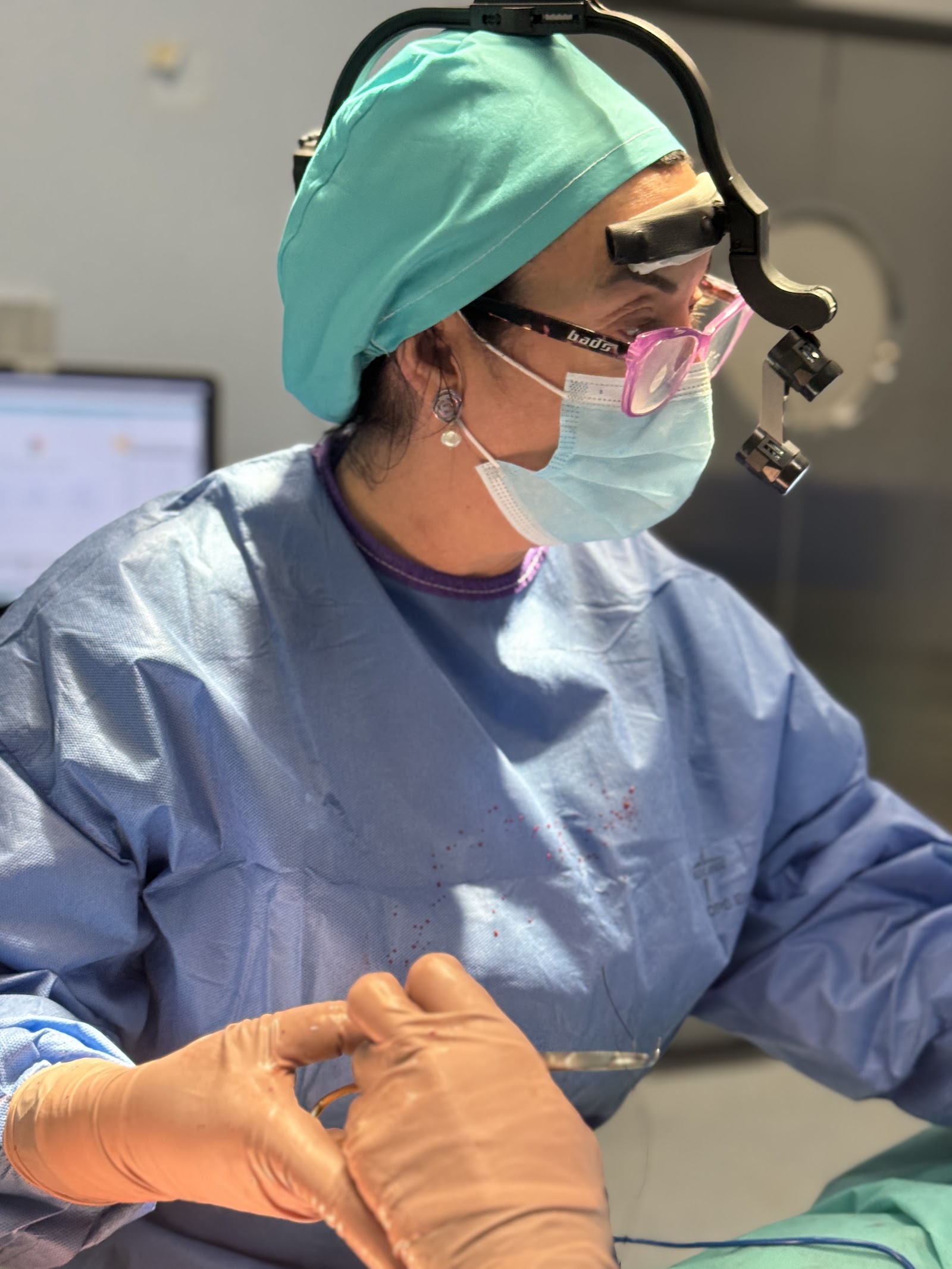 Dra. Yagües operando en quirófano
