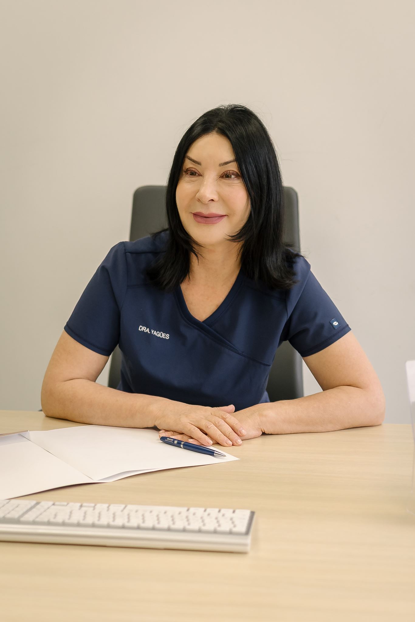 Dra. María Lourdes Yagües, cirujana plástica, en su despacho de Quirónsalud Málaga