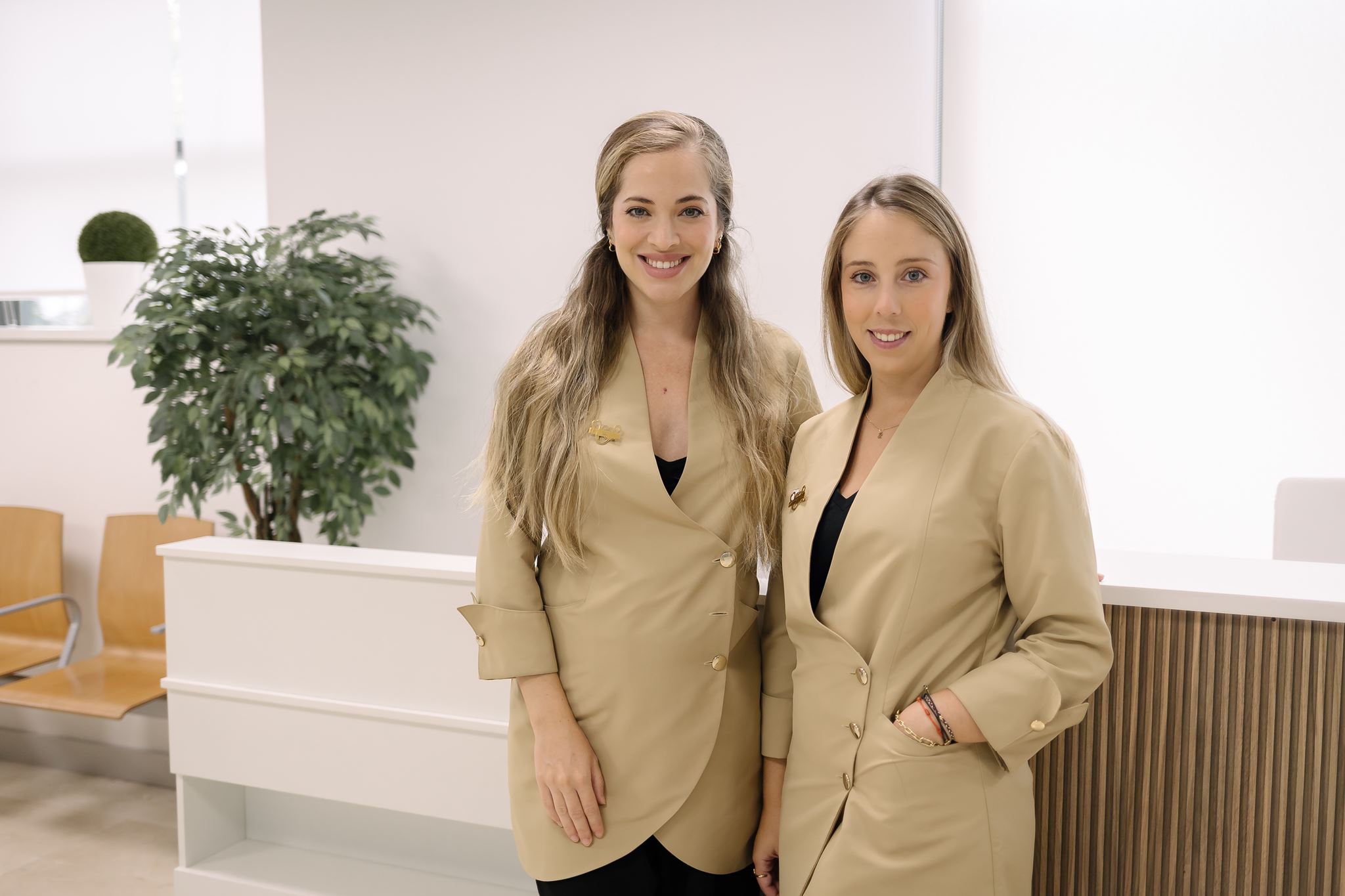 Equipo de recepción de la clínica Dra. Yagües en Málaga